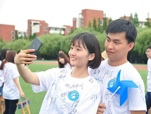 青島高校舉行畢業典禮，文化衫留言成風景線