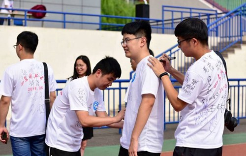 青島高校舉行畢業典禮，文化衫留言成風景線