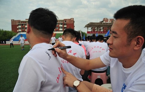 青島高校舉行畢業典禮，文化衫留言成風景線